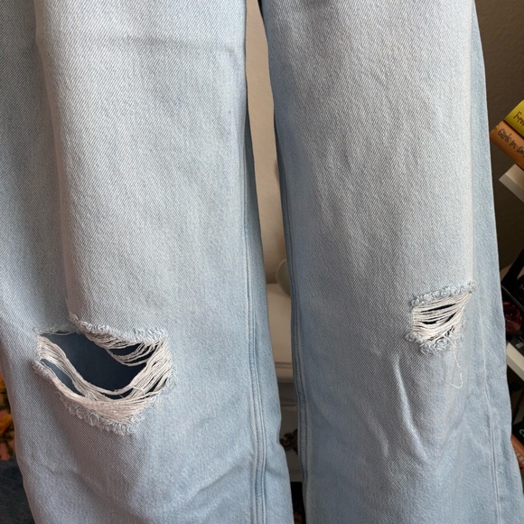 Light wash jeans - Picture 2 of 6
